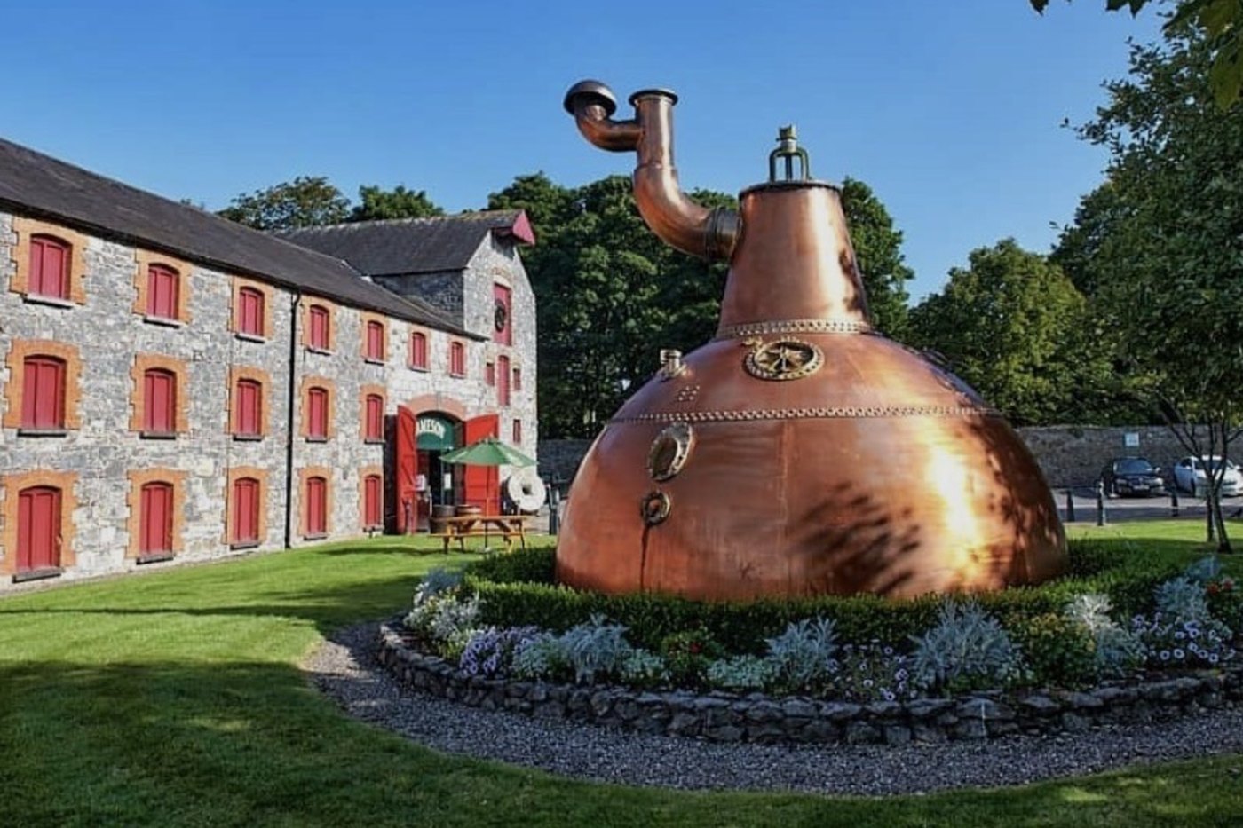 Gammel kobberkjele utenfor destilleriet i Midleton, Irland